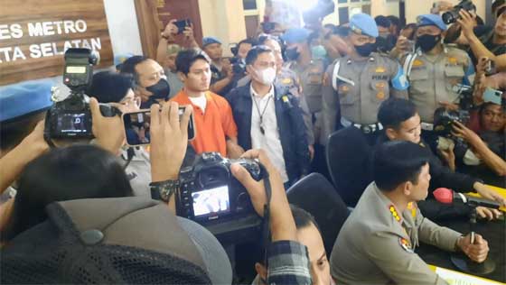 Rizky Billar Ditahan Setelah Ditetapkan Sebagai Tersangka dalam Kasus KDRT 1 Rizky Billar Ditahan Setelah Ditetapkan Sebagai Tersangka dalam Kasus KDRT
