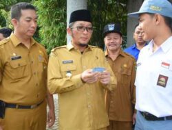 Wako Hendri Septa Bagikan e-KTP di SMAN 1 Padang