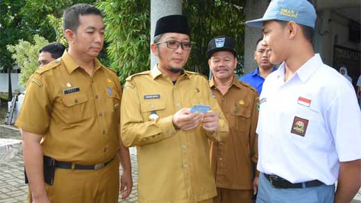 Hendri Septa Bagikan e-KTP di SMAN 1 Padang
