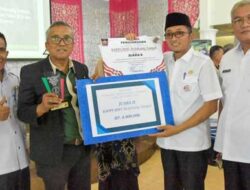 Wako Padang Serahkan Bantuan bagi 990 Pelaku Usaha