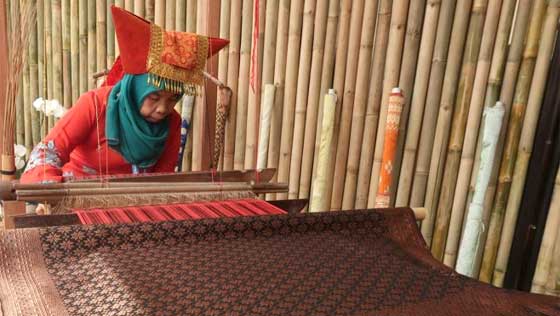 Kain Songket Layak Dijadikan Fashion Baru 1 Songket Pandai Sikek