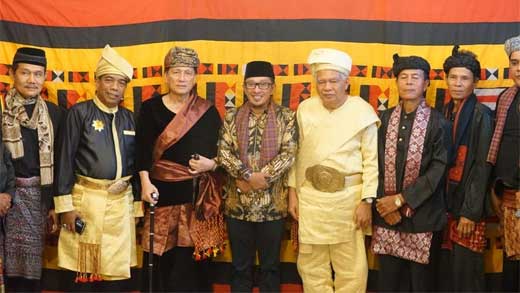 Admar Anwar Sandang Gelar Datuak Tan Panghulu Suku Piliang Pagaruyung 1 Bupati Tanah Datar, Eka Putra hadiri batagak penghulu dr. H. Admar Anwar dengan gelar adat Datuak Tan Panghulu dari suku Piliang di rumah gadang Jorong Kampung Tangah, Nagari Pagaruyung