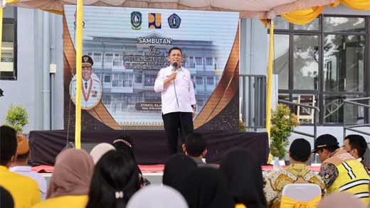 Gubernur Kepri, Ansar Ahmad saat memberikan sambutan sekaligus memberikan pencerahan kepada Mahasiswa Stisipol Raja Haji Tanjungpinang