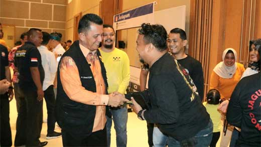Ansar Ahmad Terima Jaket Kehormatan dari Ojol Batam