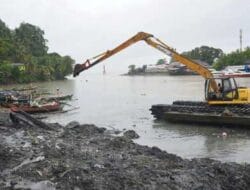 BWS Sumatera V Bantu Pengerukan Sedimen Sungai Batang Arau Padang