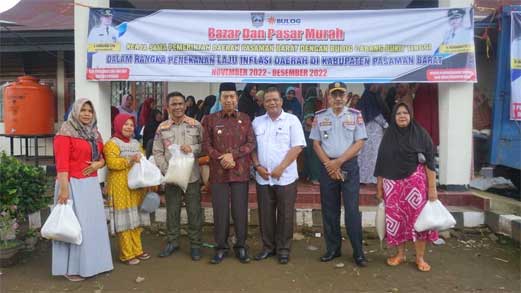 Wakil Bupati Pabar, Risnawanto di Bazar dan Pasar Murah di Kantor Camat Kinali