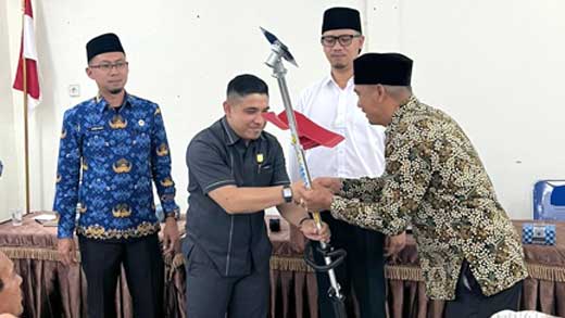 Walikota Bukittinggi, Erman Safar saksikan saat Beny Yusrial Serahkan Pokir Peningkatan Ekonomi Masyarakat Aur Kuning