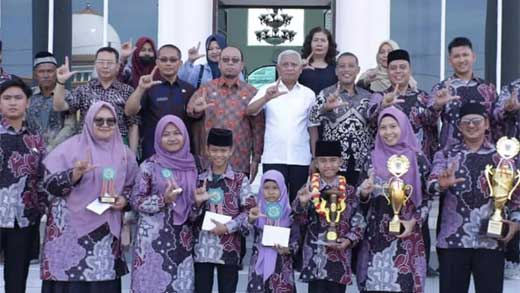 Kabupaten Asahan Masuk Lima Besar Provsu, Bupati Beri Penalti Kasih kepada Peserta LASQI 1 Bupati H. Surya bersama peserta LASQI Kabupaten Asahan