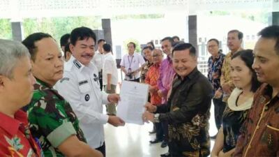 Tepati Janjinya, Bupati Nias Barat Salurkan Bantuan Pelayanan Kepada Hamba Tuhan