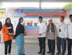 Bupati Tanah Datar Serahkan Bantuan Kemensos Tahap IV kepada 26.079 KPM