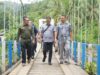 Bupati Tanah Datar, Eka Putra meninjau jembatan Lubuk Pauah Lareh Aie yang menghubungkan Jorong Teratai dan Jorong Kamboja