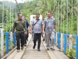 Bupati Tanah Datar, Eka Putra Meninjau Jembatan Lubuk Pauah Lareh Aie Yang Menghubungkan Jorong Teratai Dan Jorong Kamboja