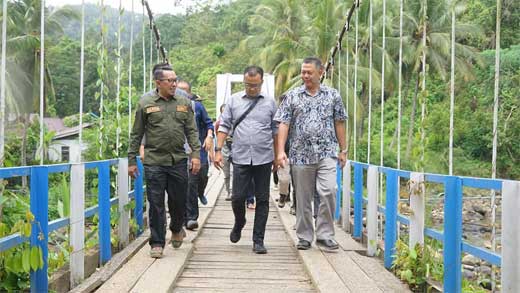 Bupati Tanah Datar, Eka Putra meninjau jembatan Lubuk Pauah Lareh Aie yang menghubungkan Jorong Teratai dan Jorong Kamboja