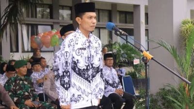 Pj Wali Kota Payakumbuh Berikan 7 Penghargaan Kepada Tokoh Pemerhati Guru