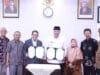 Penandatanganan Surat Perjanjian Sewa Menyewa Bangunan SKB antara Walikota Solok, Zul Elfian Umar dengan Ketua Yayasan UMMY Solok, Suryadi Asmi, di Ruang Kerja Wako Solok