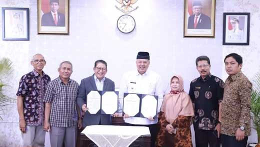 Penandatanganan Surat Perjanjian Sewa Menyewa Bangunan SKB antara Walikota Solok, Zul Elfian Umar dengan Ketua Yayasan UMMY Solok, Suryadi Asmi, di Ruang Kerja Wako Solok