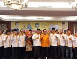 Gubernur Kepri Serahkan Beasiswa dan Kukuhkan Anak Negeri Cinta Pendidikan di Batam