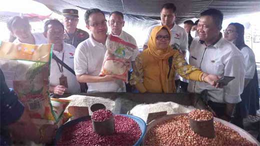 Jerry Sambuaga meninjau langsung harga dan ketersediaan barang kebutuhan pokok (bapok) di Pasar Tondano