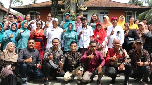 Kader Posyandu Berprestasi Sumbar Kunjungi Posyandu Merak Desa Bona Bali 1 Kader Posyandu Sumbar Berprestasi Kunjungi Posyandu Merak Desa Bona Bali