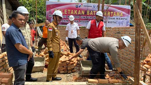 Kapolres bersama Bupati Limapuluh Kota letakkan batu pertama pembangunan rumah anak dengan paru-paru rusak sebelah di Sarilamak