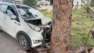 Diduga Berusaha Nyalip Dump Truk, Kendaraan Mini Bus Tabrak Pohon Di Pinggir Jalan