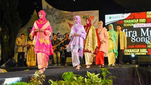 Ketua Dekranasda Kota Padang Hadiri Minangkabau Fashion Festival 2022 1 Minangkabau Fashion Festival 2022