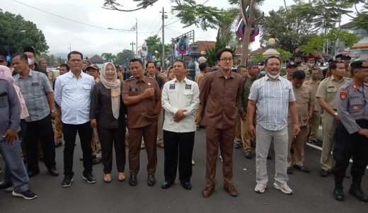Ketua DPRD kabupaten Purworejo Dion Agasi Setiabudi saat demo RTLH