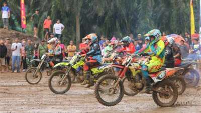 Yonmarhanlan II Padang Gelar Motocross Grasstrack di Pasaman Barat