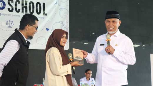 Gubernur Sumbar Buka Peradi Goes To School Seri ke-7 di SMKN 7 Padang 1 Mahyeldi Buka Peradi Goes To School Seri ke-7 di SMKN 7 Padang