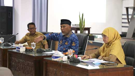 Gubernur Sumbar, Mahyeldi saat rapat koordinasi operasional pengawasan alat tangkap yang tidak ramah lingkungan di Danau Singkarak tahun 2022