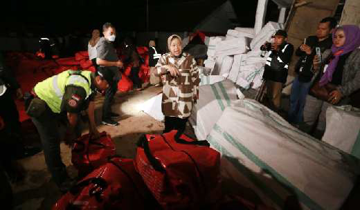 Mensos Tri Rismaharini Terjun Langsung Pastikan Penyaluran Logistik untuk Korban Gempa Cianjur Aman