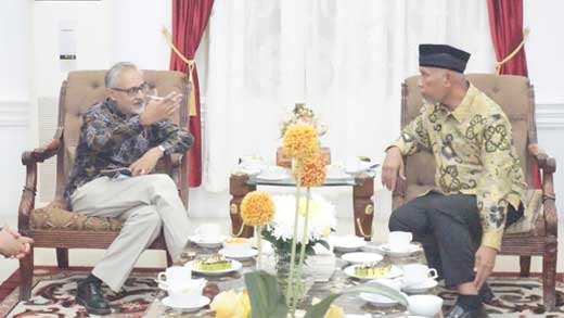 Gubernur Mahyeldi Bahas Potensi Kehutanan Sosial Sumbar dengan Dubes Indonesia untuk Inggris, Moazzam Malik