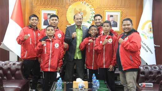 Wakil Ketua DPD RI, Nono Sampono terima delegasi pemain Timnas Pelajar FOPSSI perwakilan Maluku di Gedung Nusantara III, Komplek Parlemen Senayan Jakarta