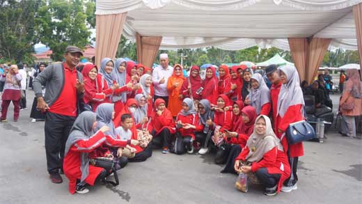 Bupati Hamsuardi foto bersama saat peringatan HUT PGRI ke-77 di Pasaman Barat