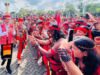 Pasukan Merah Suku Dayak Kawal Jokowi