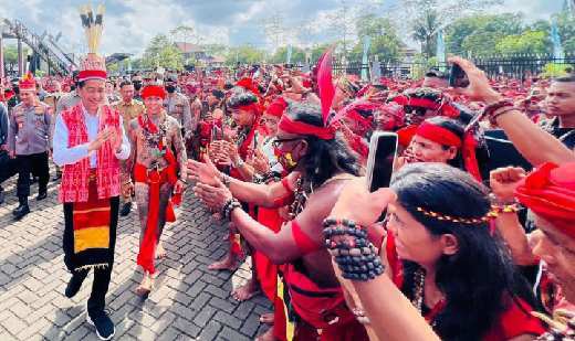 Pasukan Merah Suku Dayak Kawal Jokowi