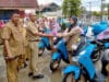 Pemkab Solok Serahkan Kendaraan Roda Dua bagi Penyuluh Lapangan KB di 3 Kecamatan
