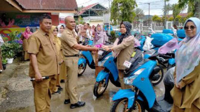 Pemkab Solok Serahkan Kendaraan Roda Dua bagi Penyuluh Lapangan KB di 3 Kecamatan