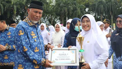 Gubernur Sumbar, Mahyeldi serahkan penghargaan kepada insan kesehatan berprestasi di daerah dan nasional