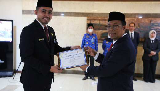 HUT ke-57 KORPRI, Sekjen DPD RI: Jadikan Momen Peningkatan Pengabdian ASN 1 Sekjen DPD RI Rahman Hadi juga memberikan penghargaan Satyalancana Karya Satya kepada PNS di HUT ke-57 KORPRI