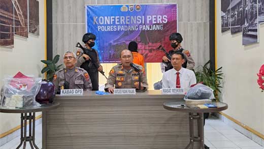 Kapolres Padang Panjang, AKBP Donny Bramanto, SIK saat konferensi pers di Mapolres Padang Panjang, Selasa (29/11/2022) dengan didampingi oleh Kabag Ops AKP Simamora, dan Kasat Reskrim Iptu Istiqlal