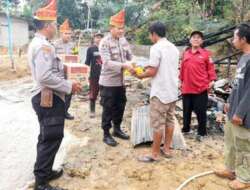 Rumah Ludes Terbakar, Polsek Sungai Rumbai Bersama Wali Nagari Kurnia Selatan Bantu Supinah