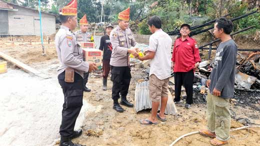 Polsek Sungai Rumbai bersama Wali Nagari Kurnia Selatan serahkan bantuan untuk korban kebakaran