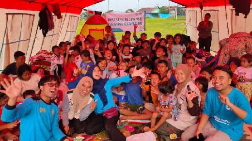Potret Kegembiraan Anak-anak di Posko Pengungsian Cianjur Bersama Relawan PLN 1 Potret Kegembiraan Anak-anak di Posko Pengungsian Cianjur Bersama Relawan PLN