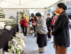 Beri Penghormatan untuk Korban Tragedi Itaewon, Puan Letakkan Karangan Bunga