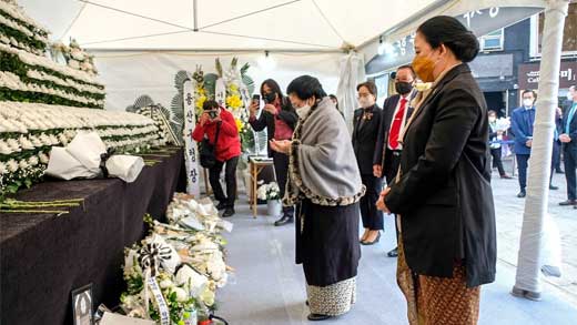 Ketua DPR RI, Puan Maharani ketakkan karangan bunga di lokasi tragedi Itaewon, Seoul, Korea Selatan