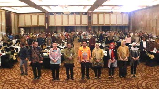 Sekjen Kemendagri, Suhajar Diantoro buka Rakornas Monitoring Percepatan Realisasi APBD TA 2022 dan Pengendalian Inflasi serta P3DN pada Pemda di Swiss-Belhotel Harbourbay Batam, Provinsi Kepulauan Riau