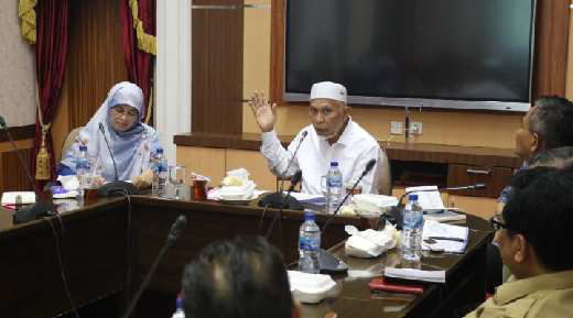 Rapat Penyelamatan Ikan Endemik Danau Singkarak bersama Gubernur Sumatera Barat, Mahyeldi, Kepala Dinas Kelautan dan Perikanan, Desniarti, Kepala Kesbangpol, Kepala Dinas Perhubungan, Kepala Dinas Lingkungan Hidup, Kepala Balitbang, serta beberapa jajaran Forkopimda terkait di Ruang Rapat Istana Gubernuran