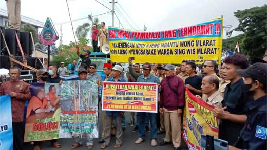 Ribuan Warga Miskin Kepung Kantor Bupati Purworejo