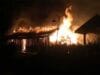Rumah seorang warga di Jorong Cahaya Koto, Nagari Kurnia Selatan, Kecamatan Sungai Rumbai, Kabupaten Dharmasraya, Sumatera Barat, terbakar